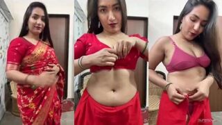 Beautiful bhabhi in saree strips nude & shows shaved pussy on tango live mms